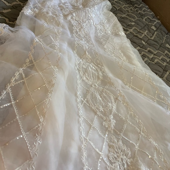 Brand New David’s Bridal Beaded Scroll and Lace Mermaid Wedding Dress Size 4 - Picture 12 of 16